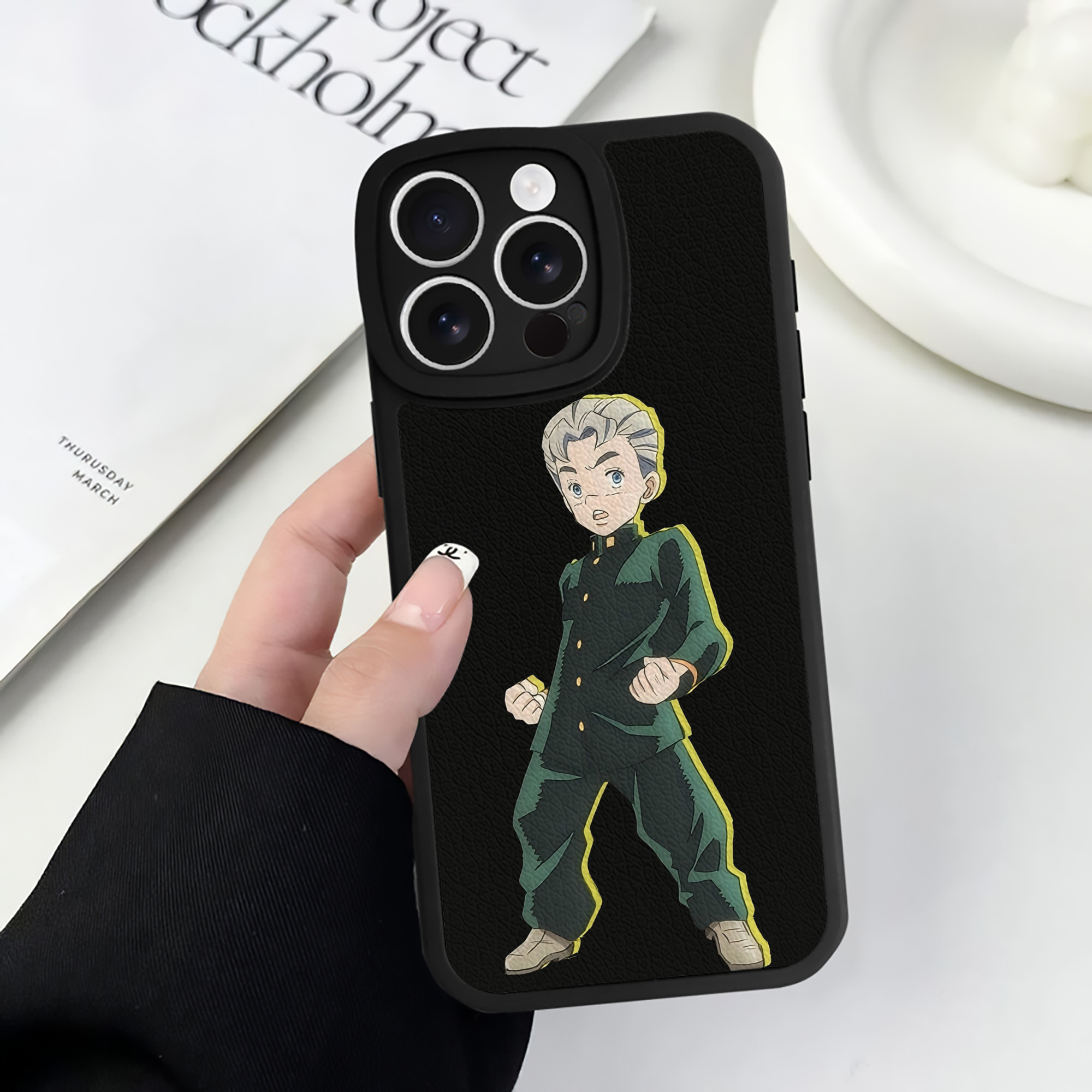 （画像用） ジョジョの奇妙な冒険 広瀨康一 JoJo's Bizarre Adventure Hirose Koichi 【iPhone 16シリーズ対応】シリコンスマホケース（レザー調） 材質：シリコン
